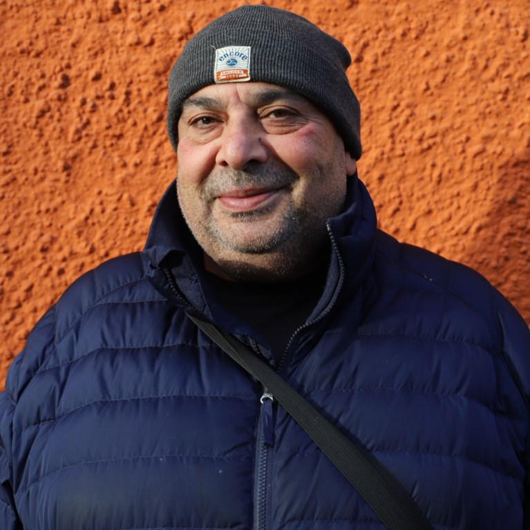 man framför husvägg