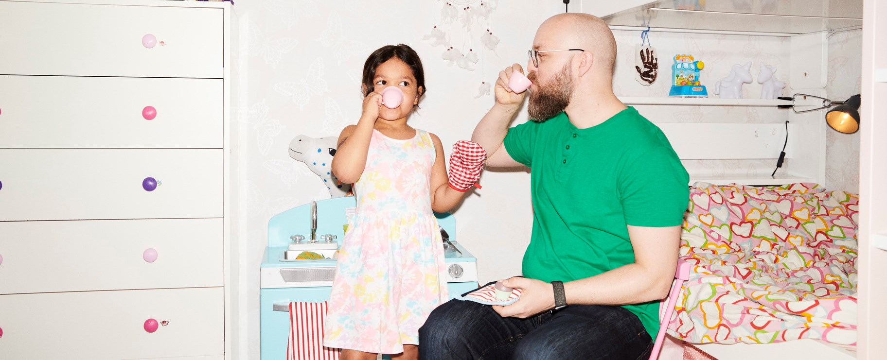 Man och flicka dricker ur koppar