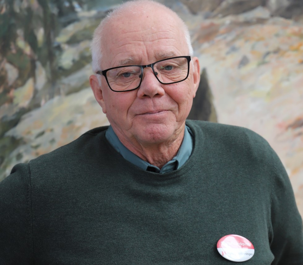 Porträtt bild av man med glasögon