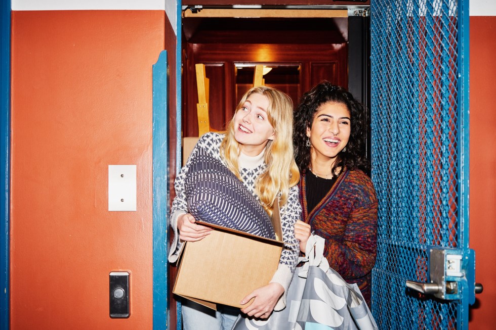 Grannar kommer med flyttlådor