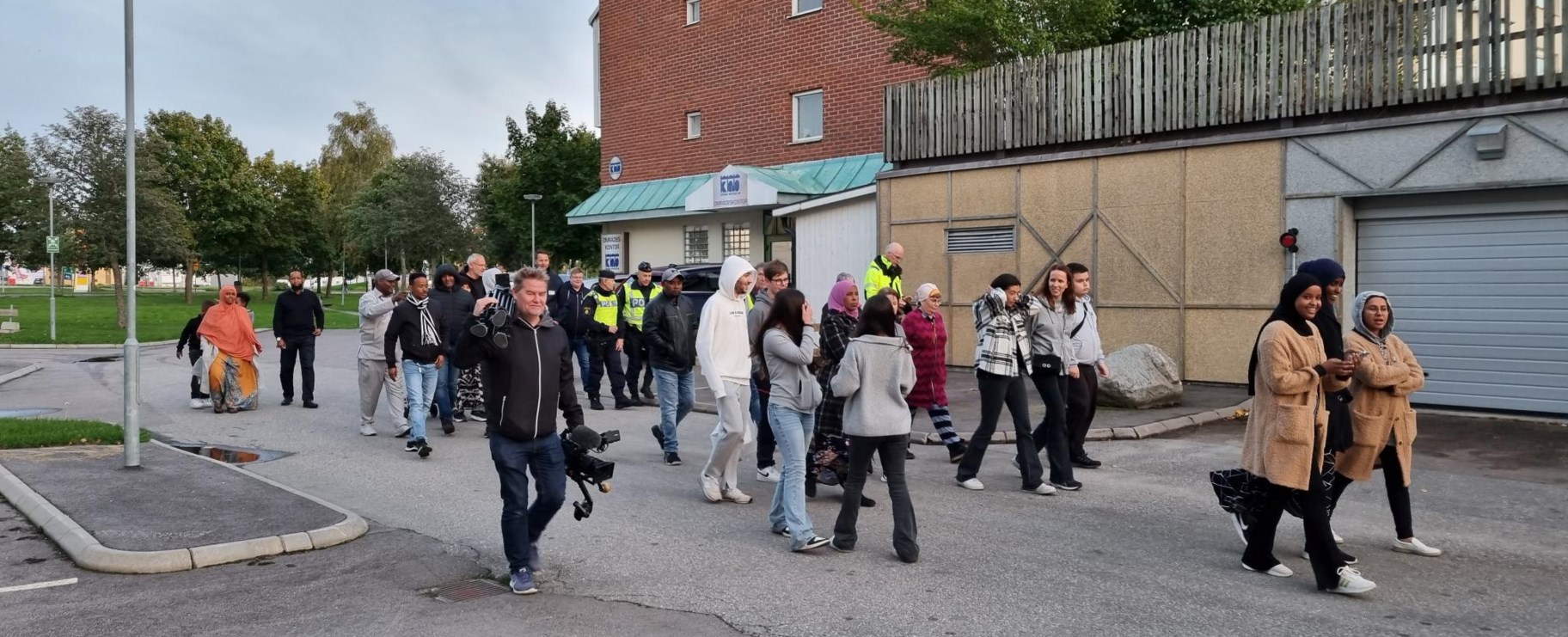 Människor i bostadsområde