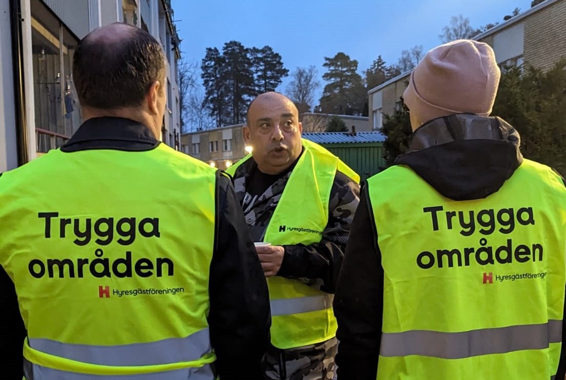 Människor i gula reflexvästar