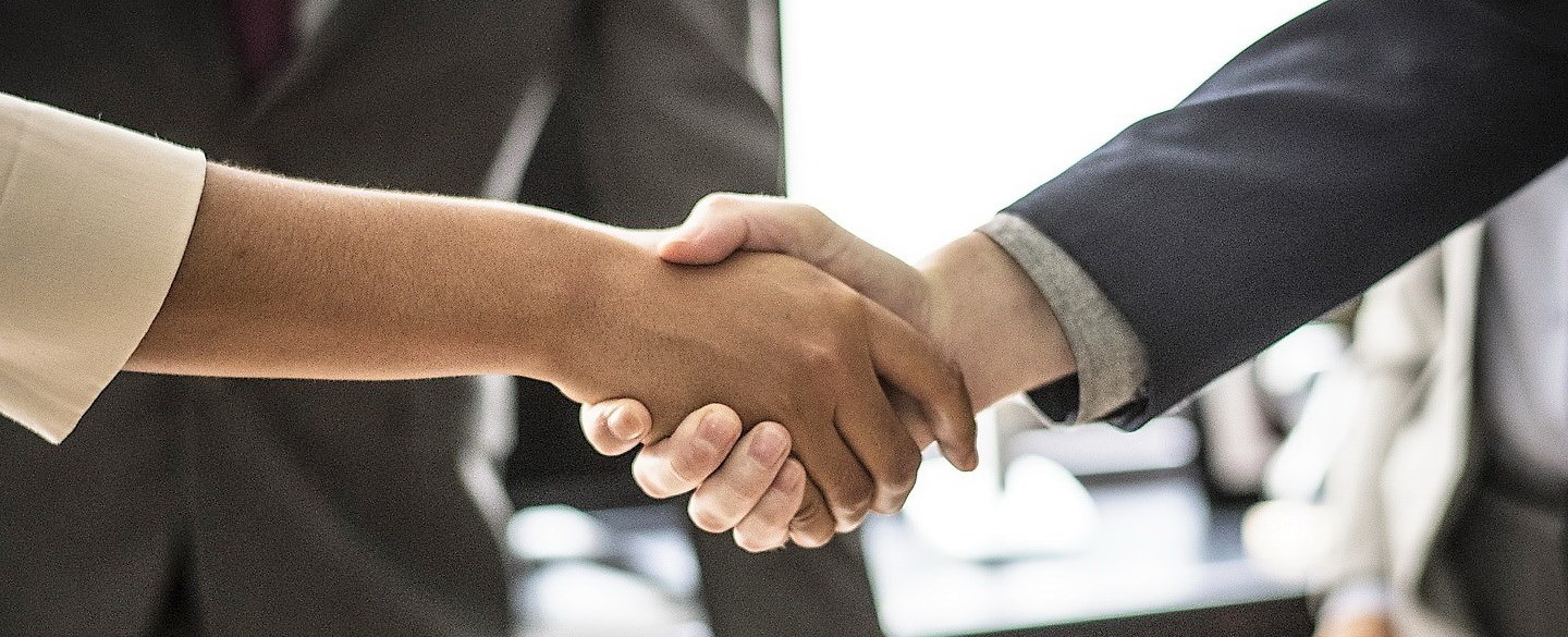 Människor tar i hand