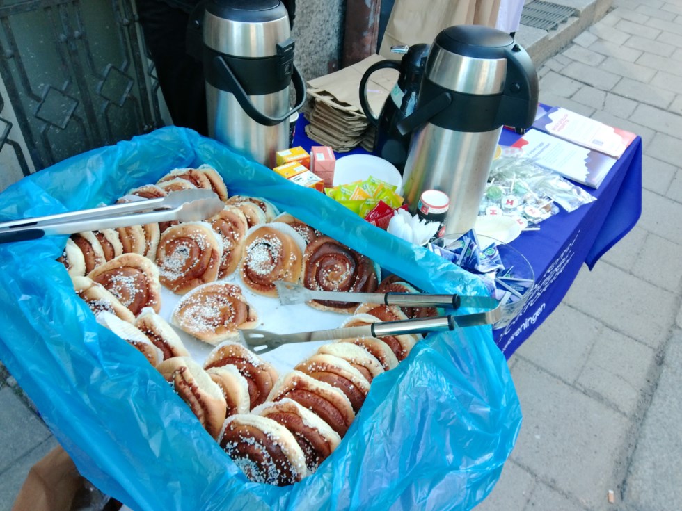 Uppdukat för morgonfika på bord utomhus