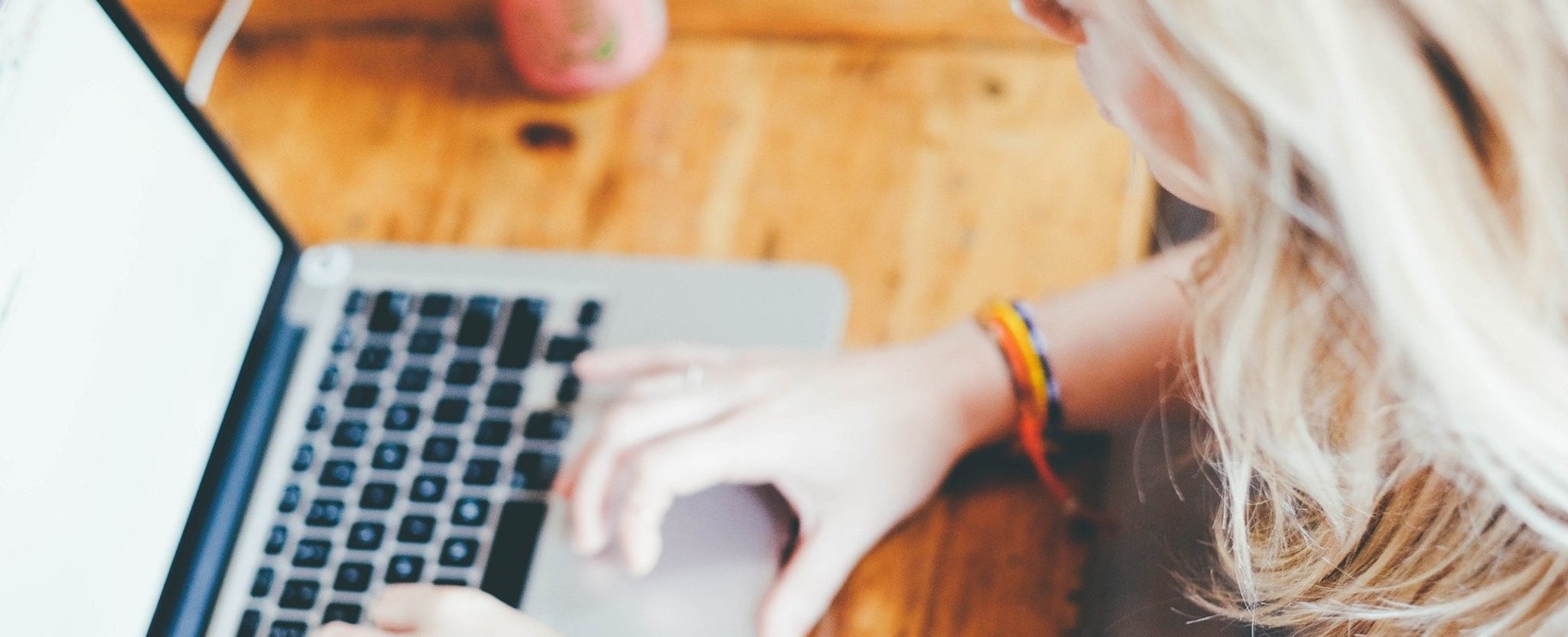 Kvinna med laptop och kaffekopp