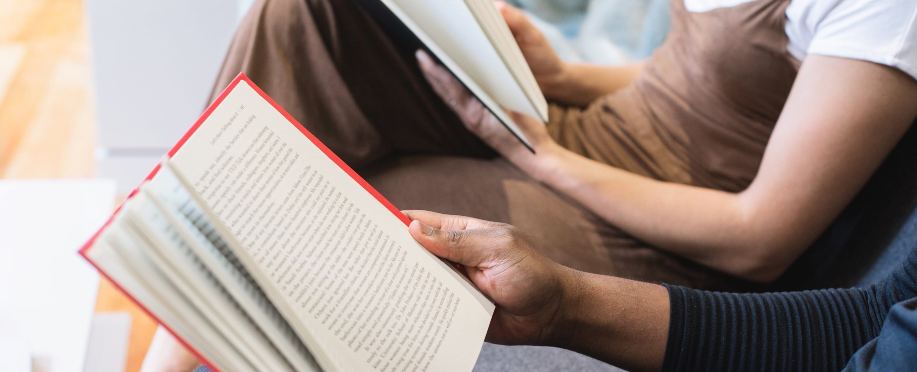 Två personer sitter bredvid varandra och läser varsin bok