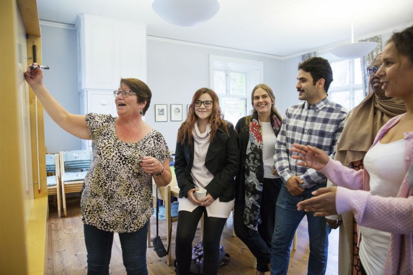 Kvinna med whiteboard visar en grupp