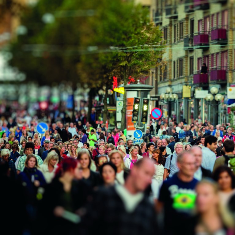 Folkmassa i stadsmiljö