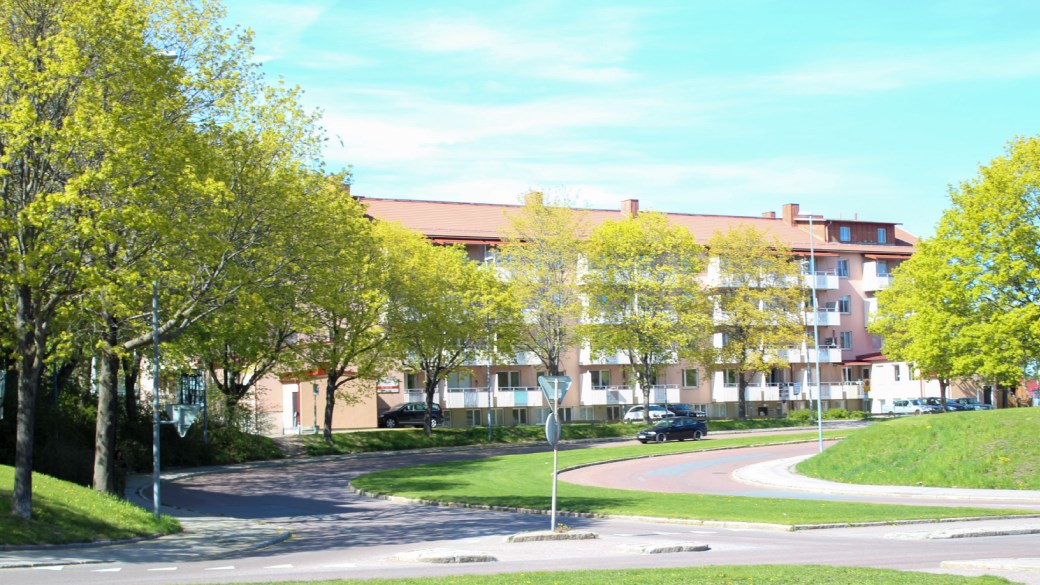 Vy över bostadsområde med fyrvåningshus