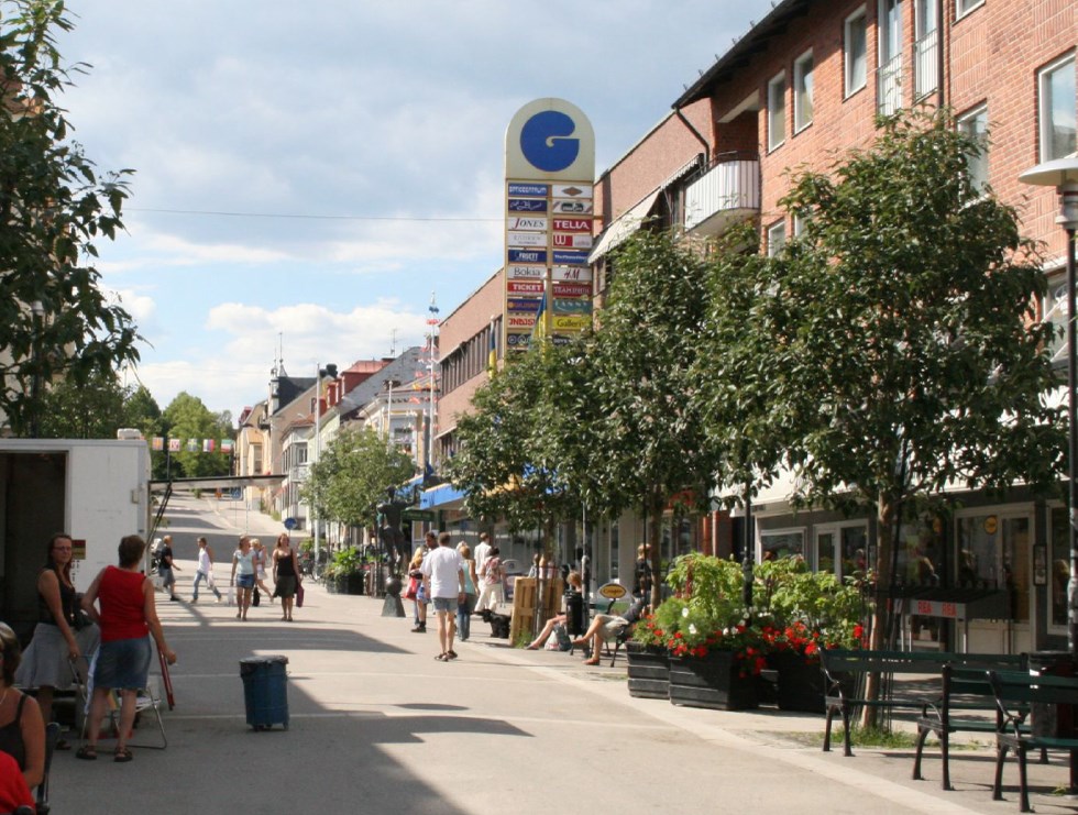 Stadsvy från gågata i Hudiksvall med kaféer längs sidorna