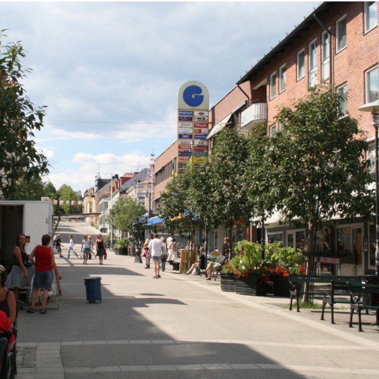 Stadsvy från gågata i Hudiksvall med kaféer längs sidorna