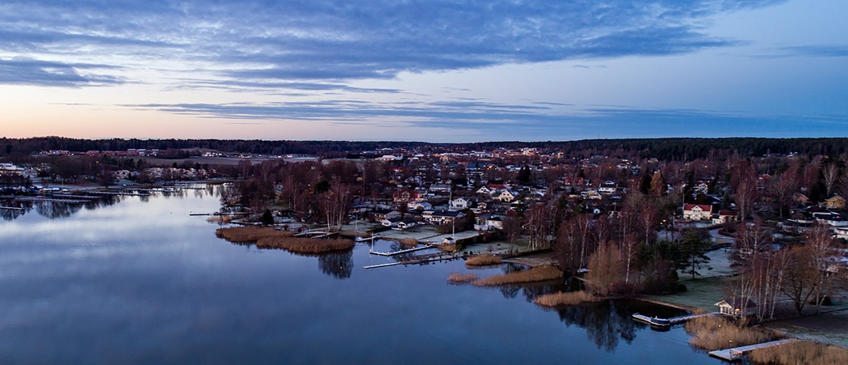 Strandkant och vatten sett från luften.