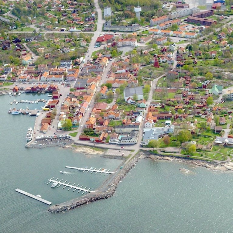 Flygfoto över Östhammar med hamnen i botten av bilden