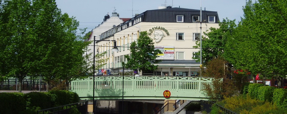 Vy vid stationen med bron i förgrunden