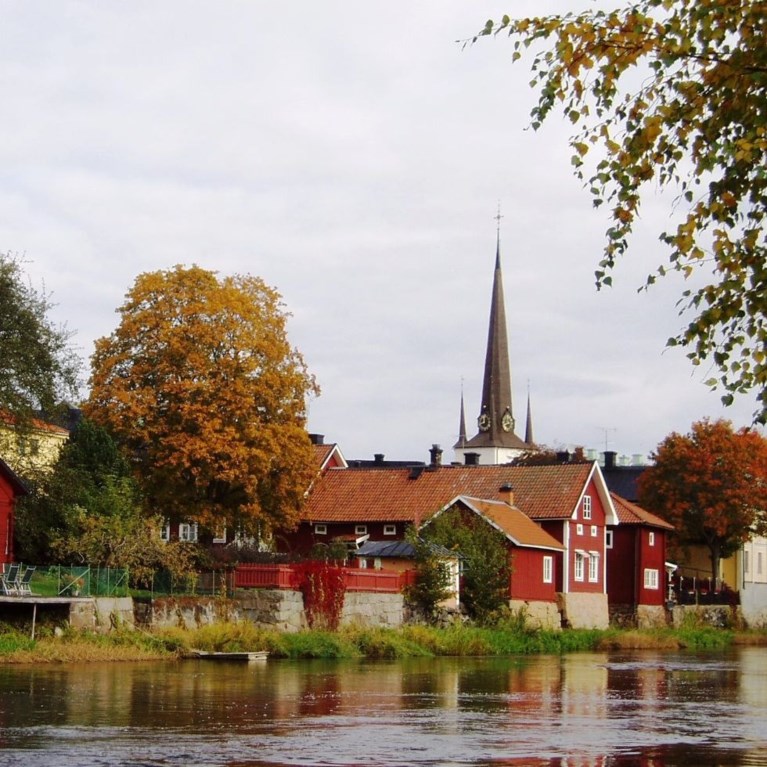 Arbogaån i förgrunden och kyrkan med omgivande kvarter i bakgrunden