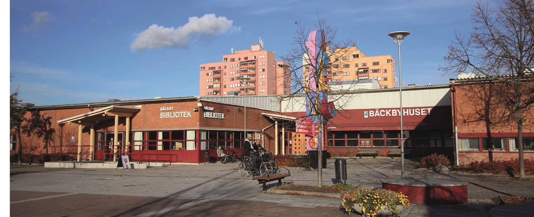 Bäckby torg med fasader, Västerås