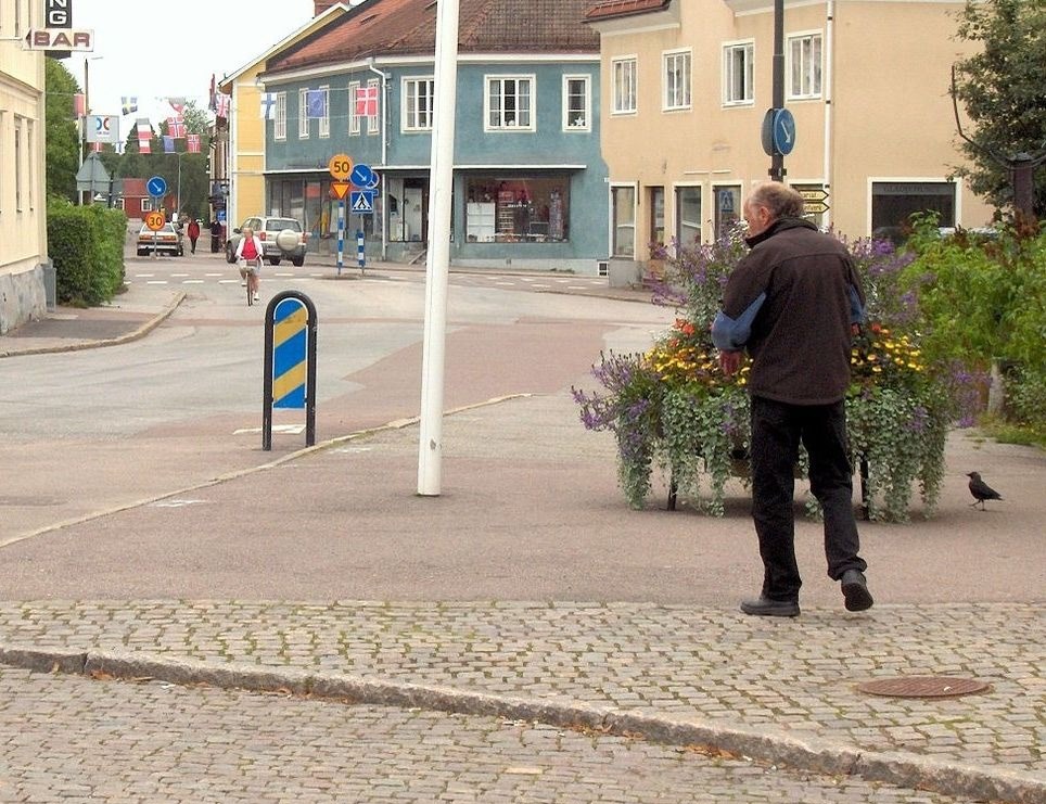Stadsvy från Norberg med gatsten och blått hus i bakgrunden