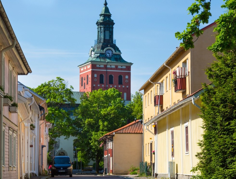 Kristinakyrkan sett från Magasinsgatan i Sala