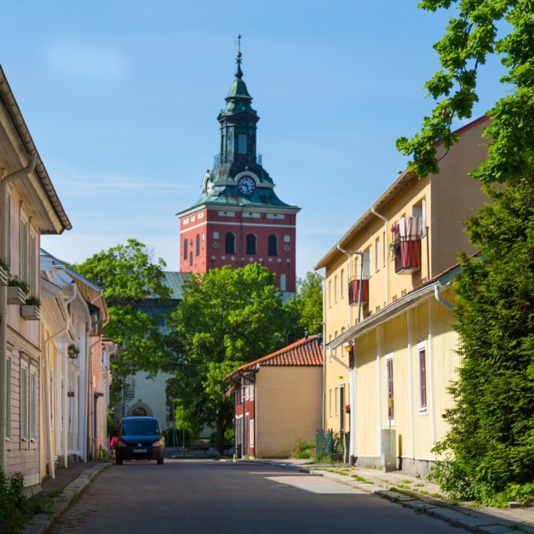 Kristinakyrkan sett från Magasinsgatan i Sala