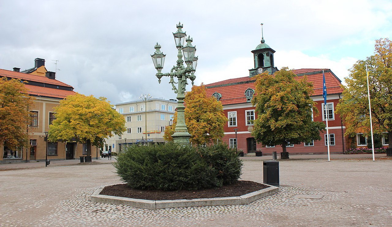 Stenlagt Stora torget i Sala, fontän i förgrunden, Rådhuset i bakgrunden