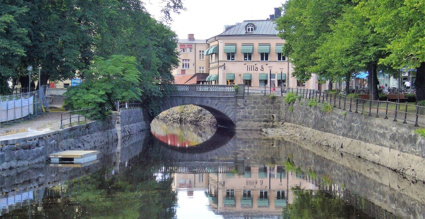 Vy över stenbro och kajer sett från vattnet