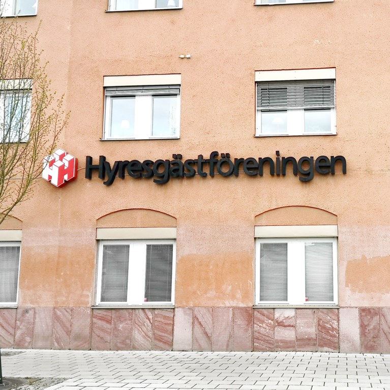 Vår logotyp på en rosa husvägg