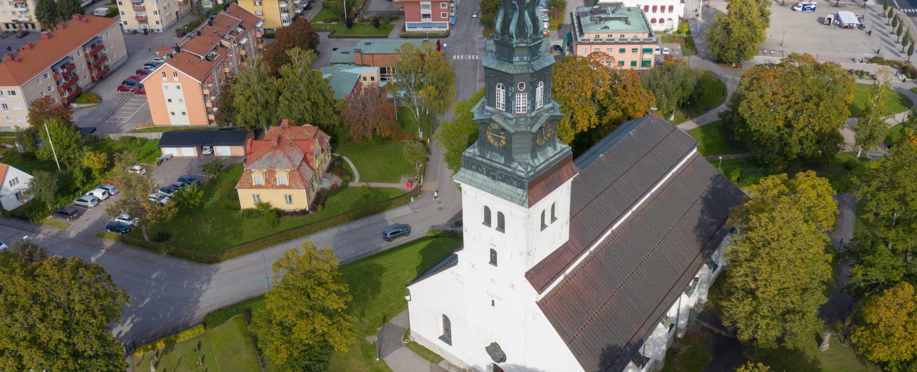 Flygbild över Köping innerstad med kyrkan i mitten