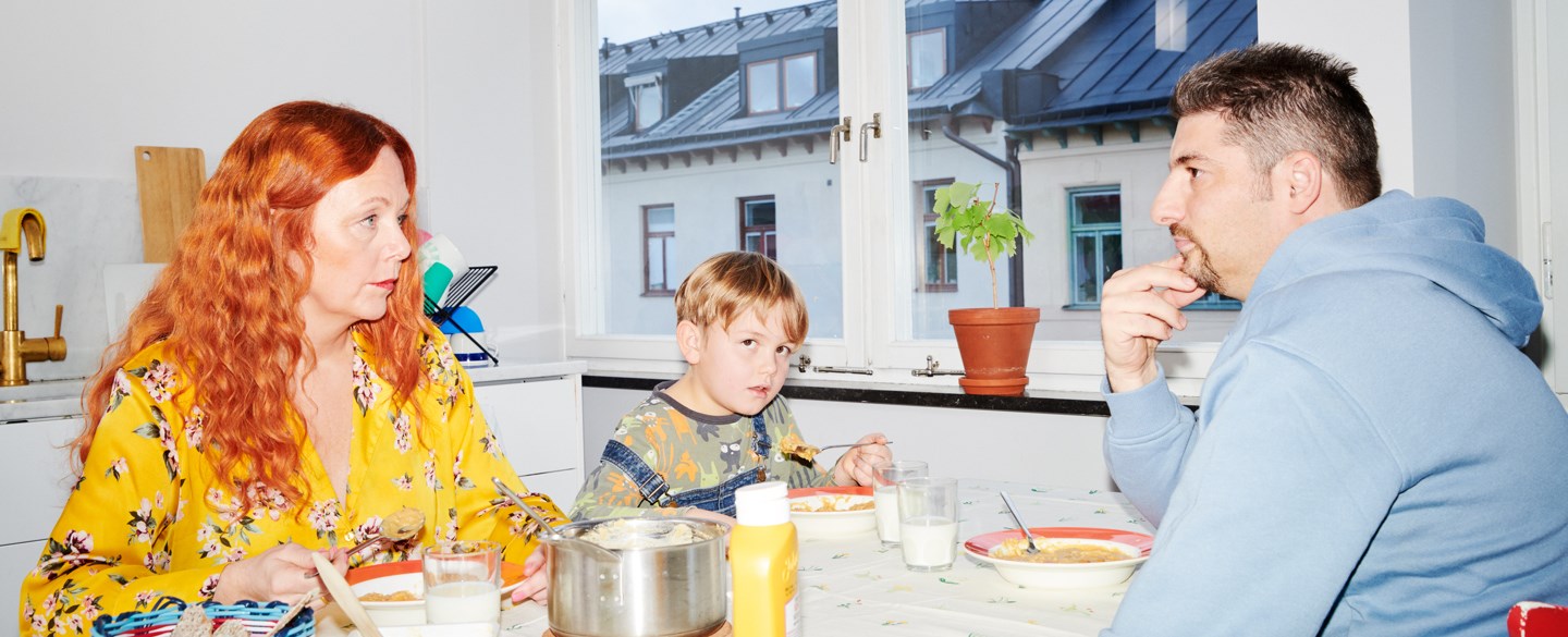 Familj vid köksbordet