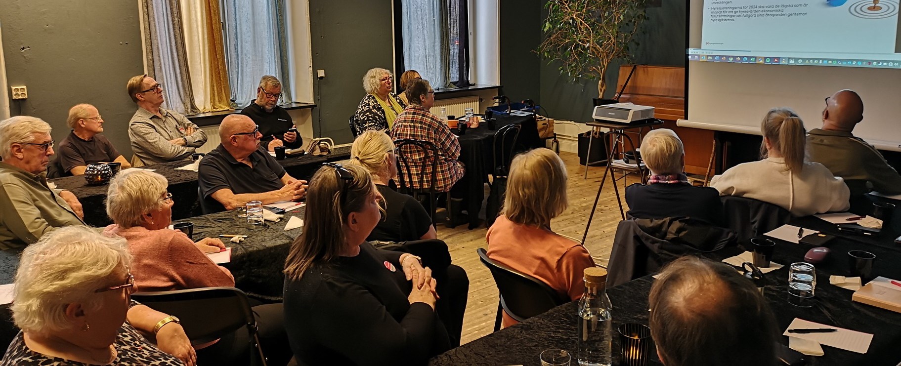 Grupp av människor tittar på datorpresentation