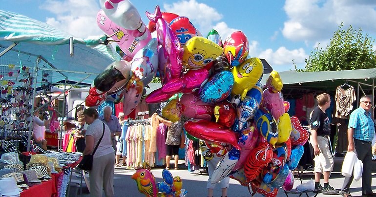 Ballongknippe på solig marknad