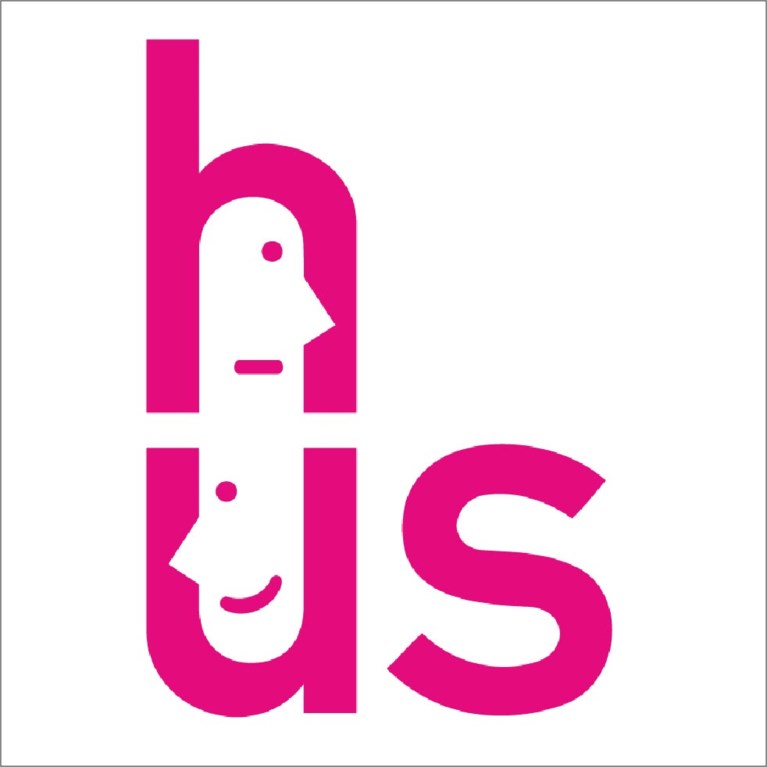 Logotyp för HUS tre rosa gemena bokstäver