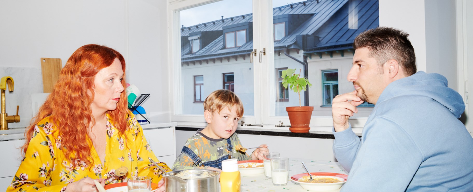 Familj vid köksbord