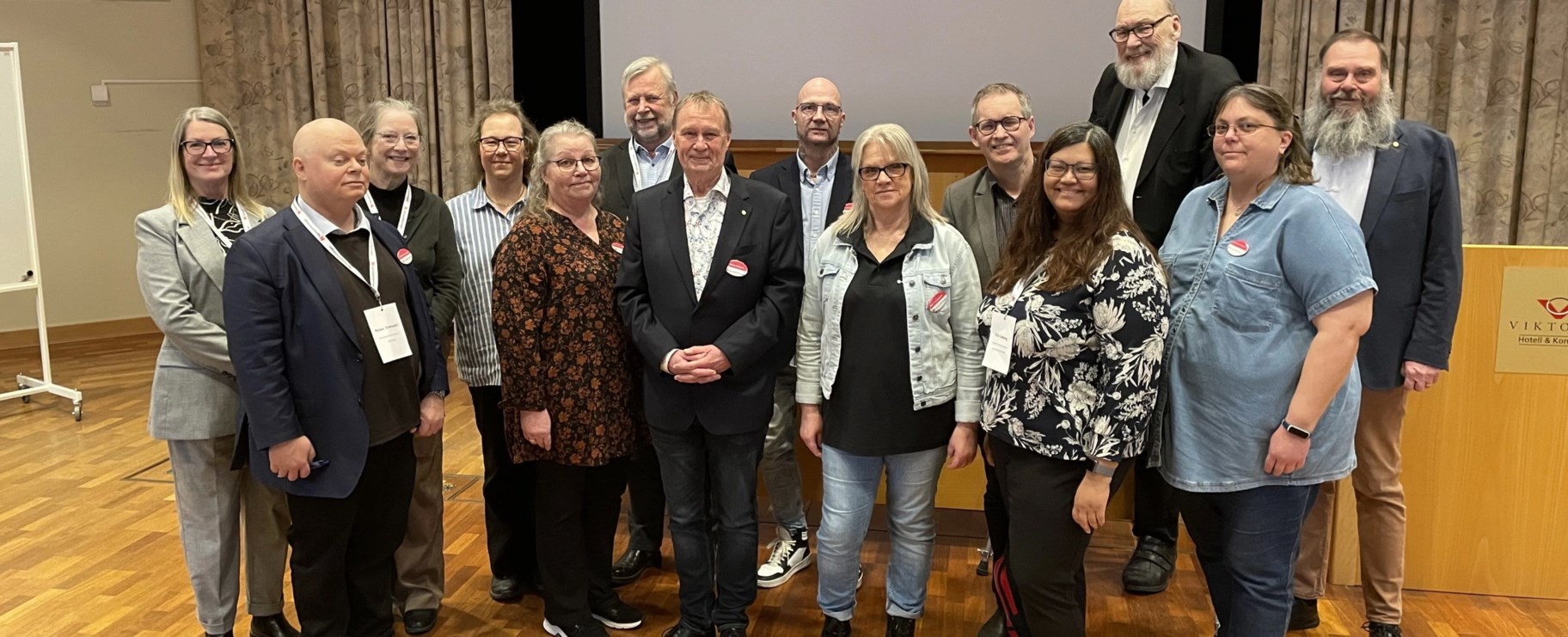 Nya regionstyrelsen samlad framför ridå