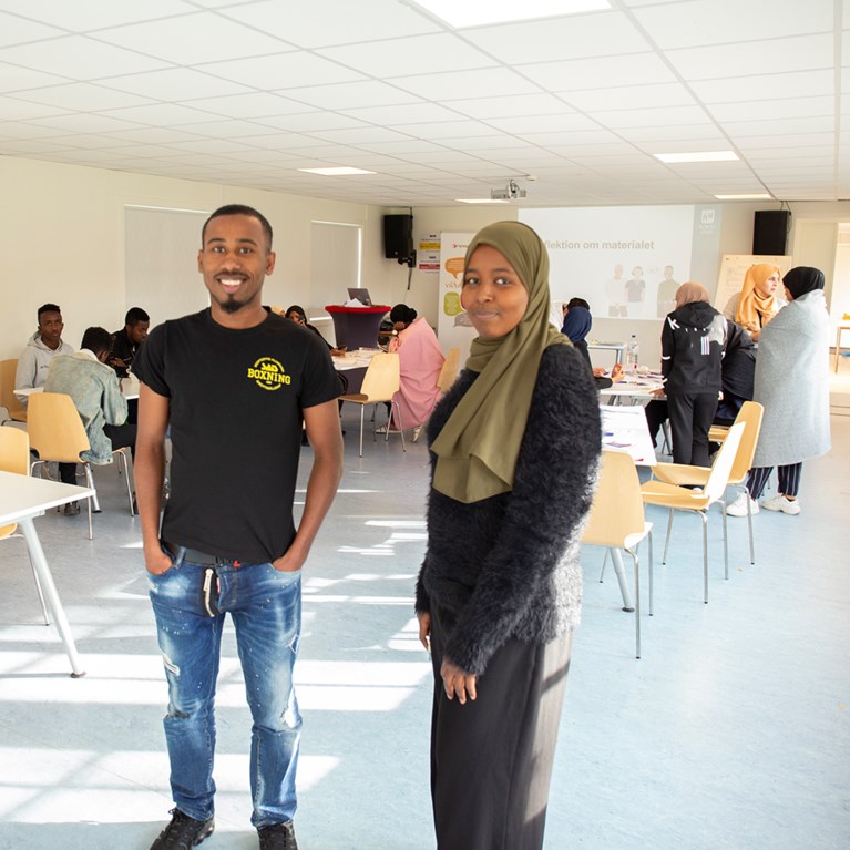 Anas och Samira är två av de nyutbildade unga tränarna