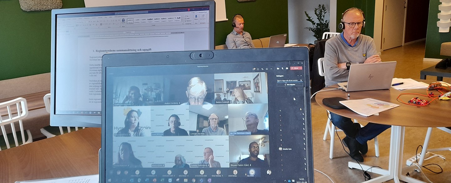 Regionstyrelsen har digitalt möte. Lennart Derehag leder mötet och tillträdande regionchefen, Peter Laang deltar.