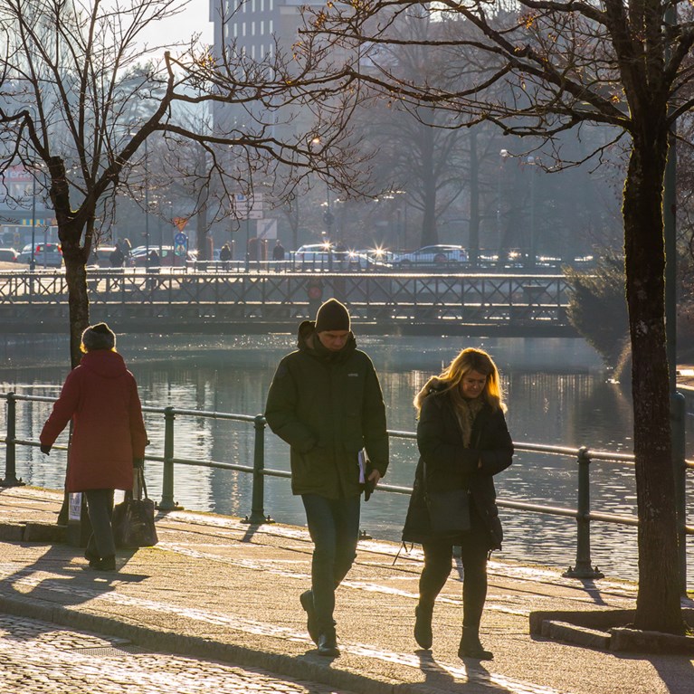Par på promenad i Borås