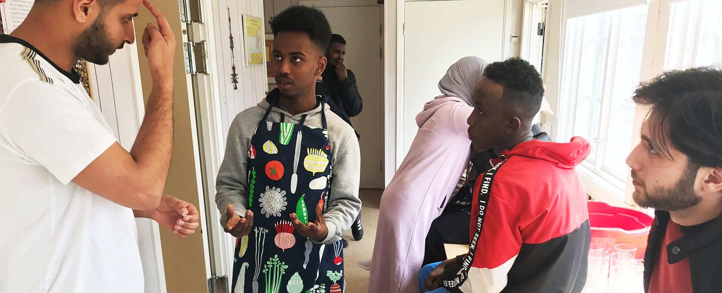 Unga lägerdeltagare samtalar