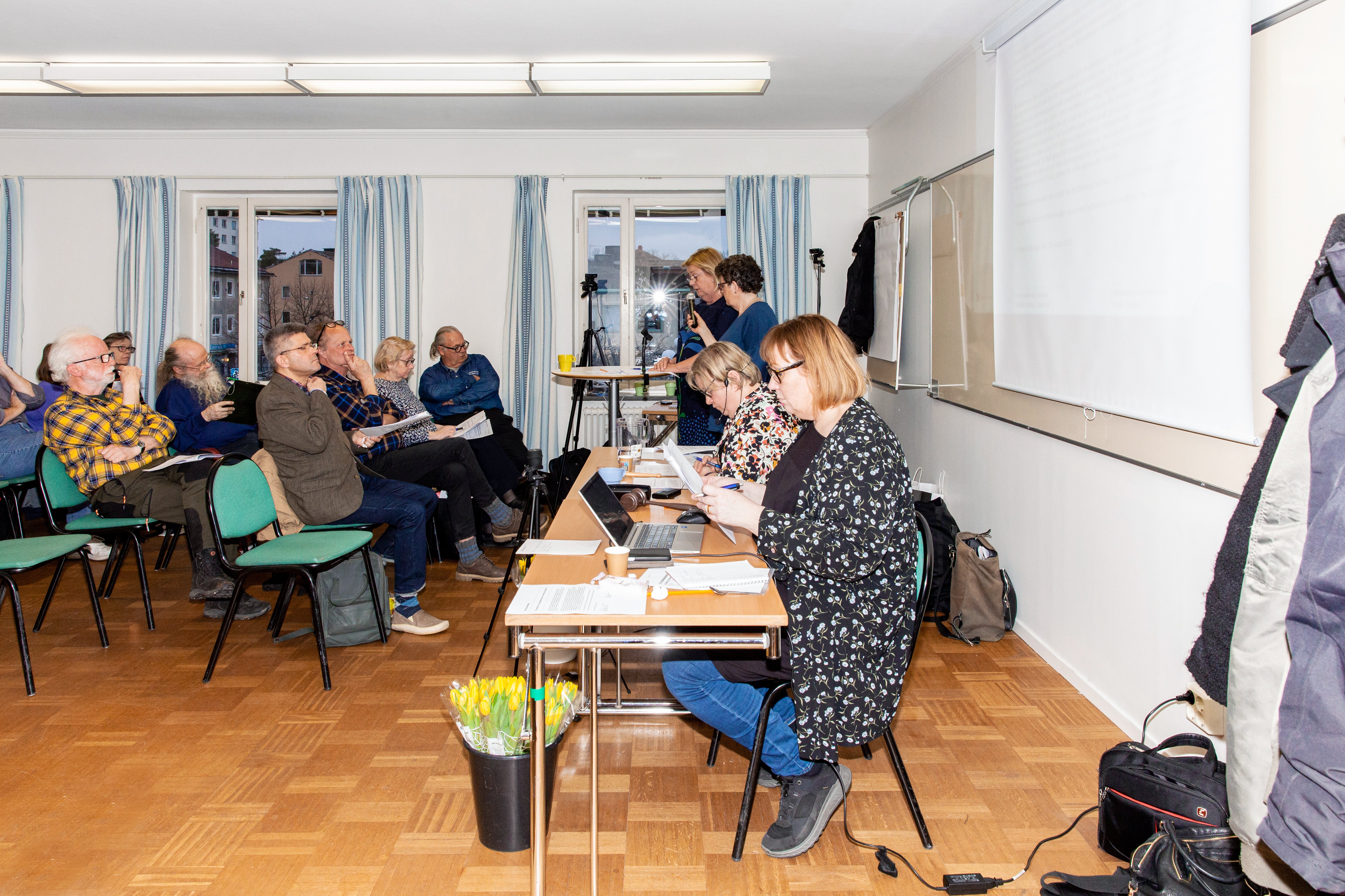 människor på möte i lokalen