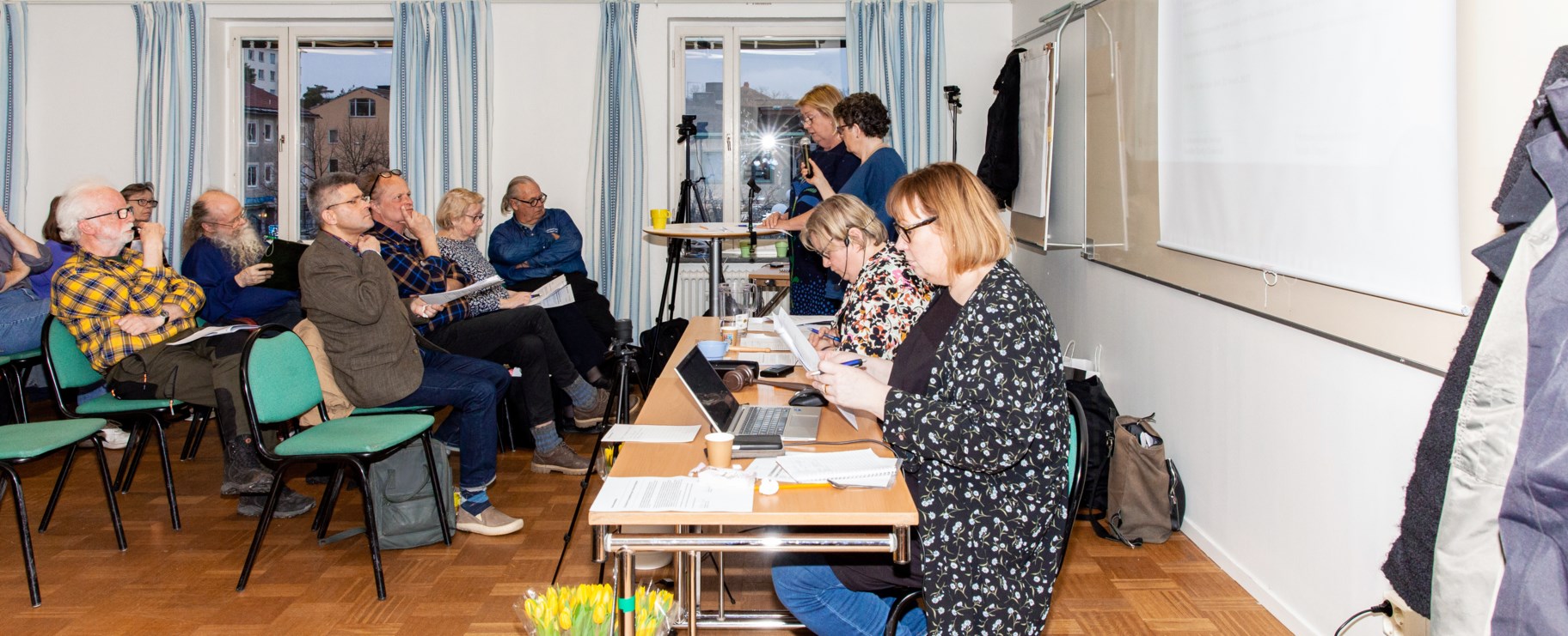 människor på möte i lokalen