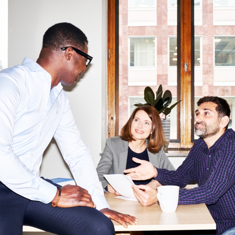 Ett samtal på ett kontor mellan 3 personer