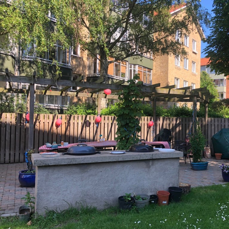 Uppdukat kalas utomhus på gården