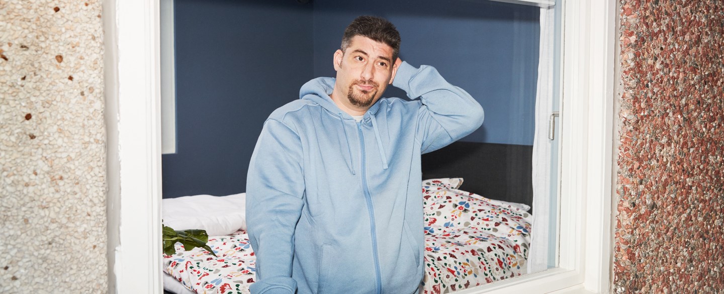 bild på man i fönster