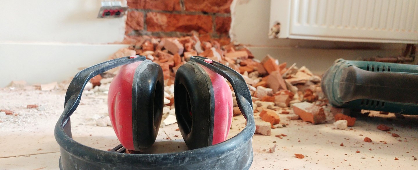 hörselskydd på smutsigt golv