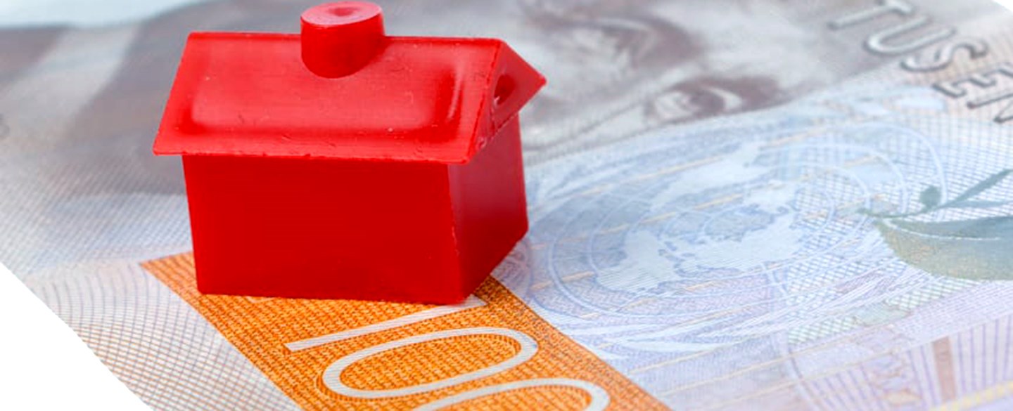 Hus från spelet monopol står på en svensk tusenlapp