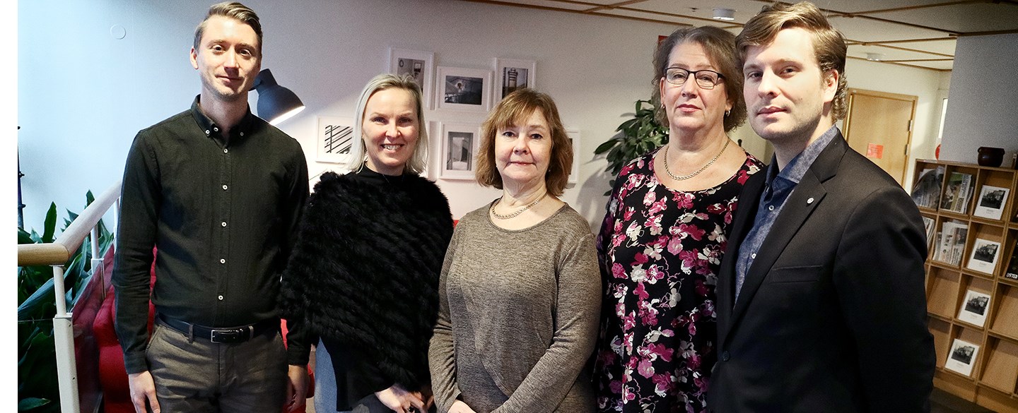 Juridikenheten på Hyresgästföreningen region norra Skåne står uppställda och tittar i kameran