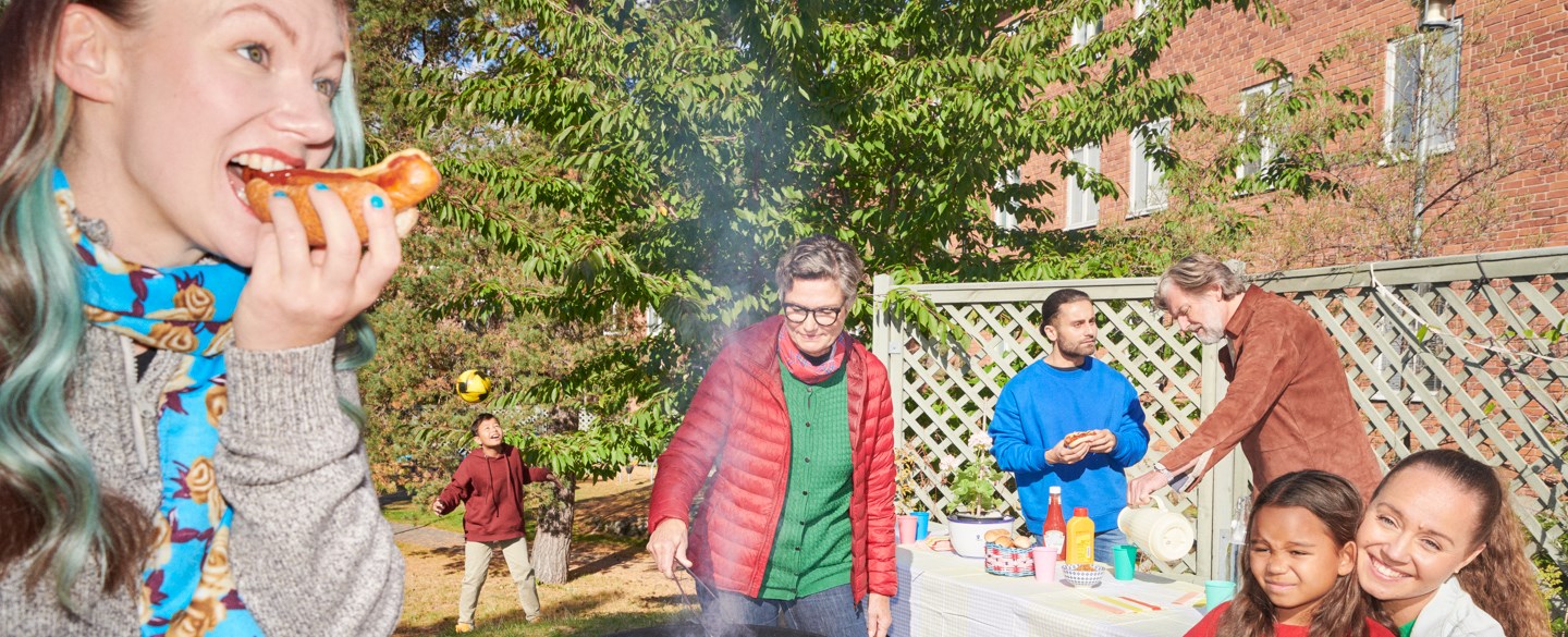 Människor som grillar utomhus