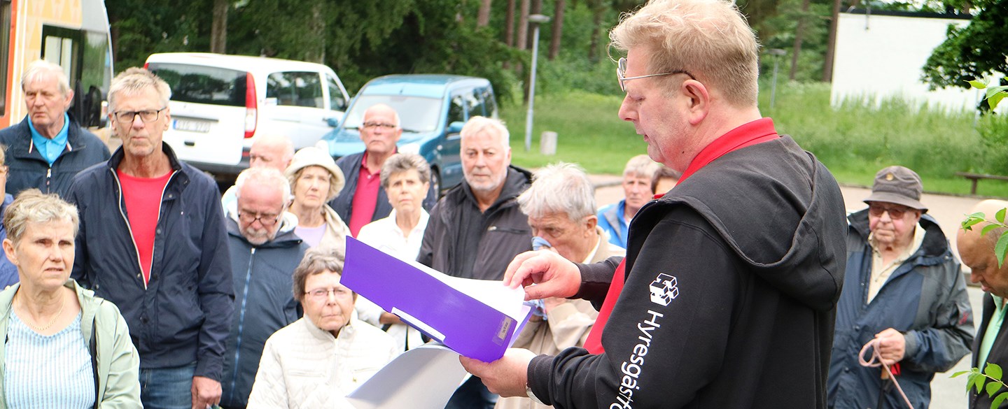 Människor lyssnar på talare