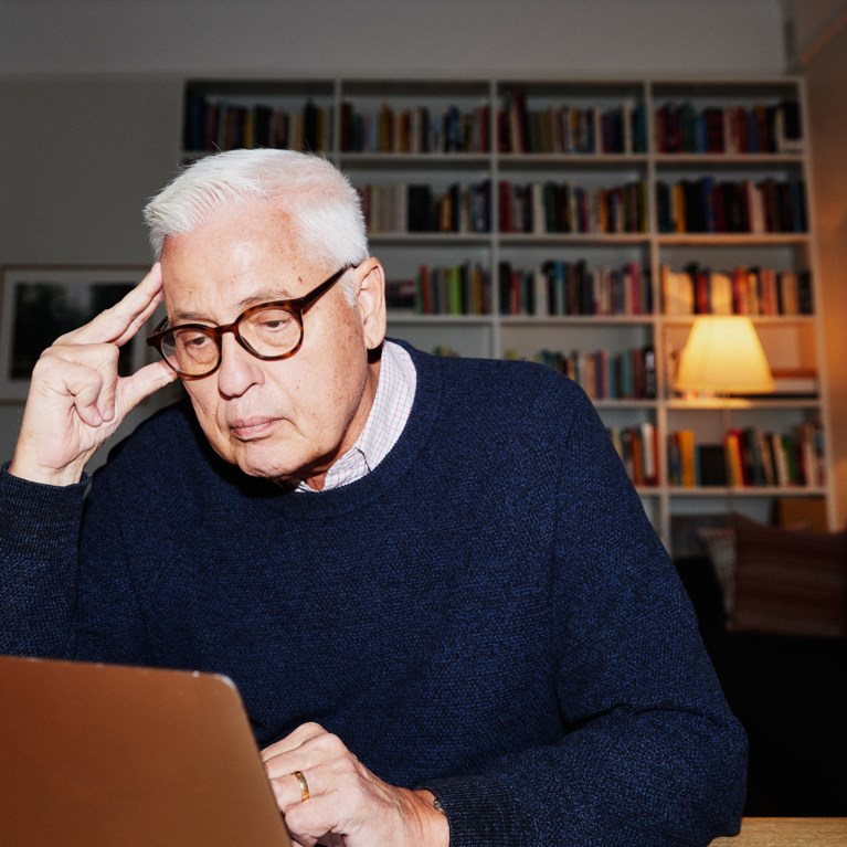 Äldre man vid dator