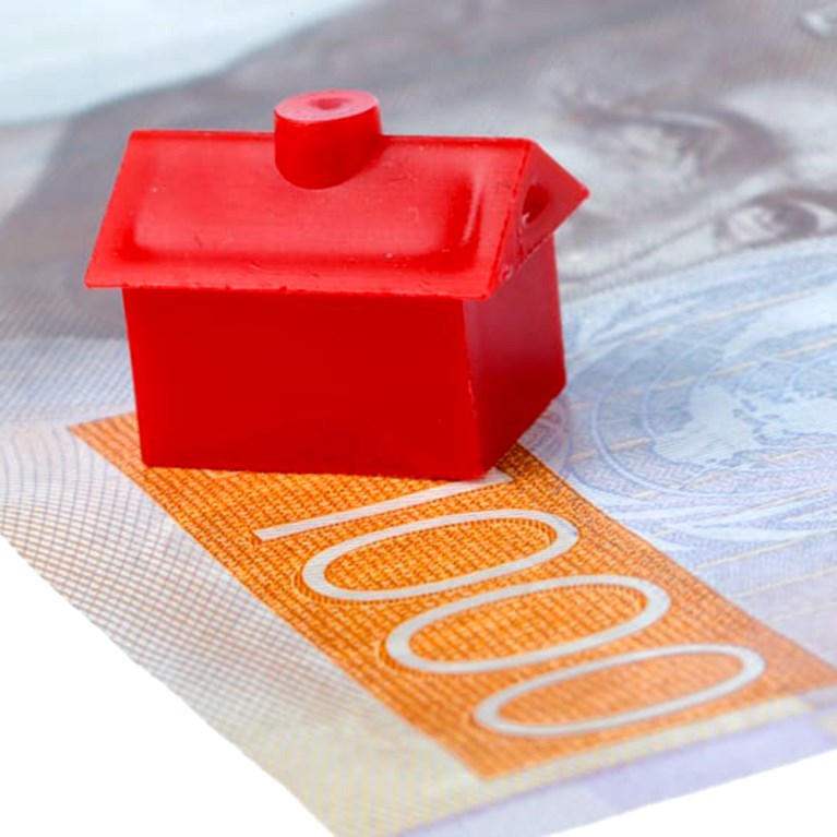 Hus från spelet monopol står på en svensk tusenlapp