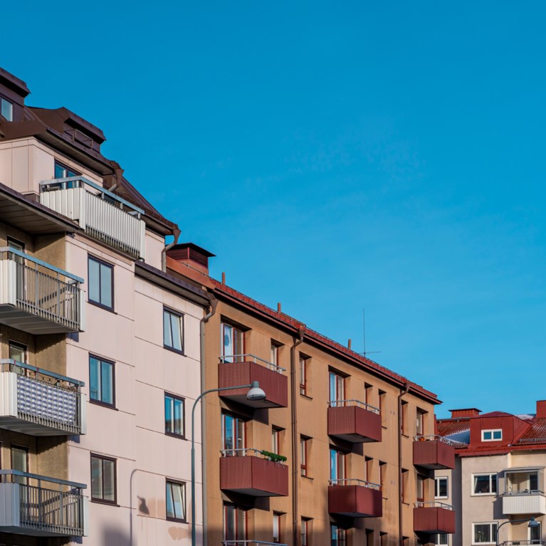 hus med balkonger